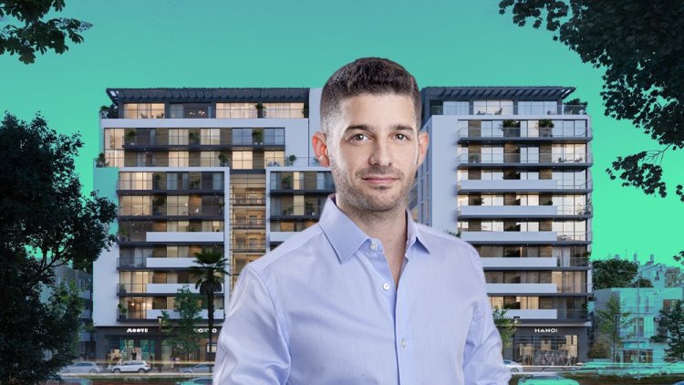 מנכ"ל יעז תומר רייפמן על רקע הדמיית הפרויקט בשפירא (ענבל מרמרי אלכס לובימוב)